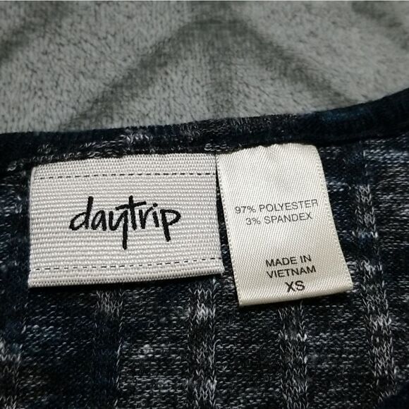 NWOT Daytrip Green & Black Marled Floral Keyhole Twist Ribbed Dainty Chic Blouse - Picture 5 of 6